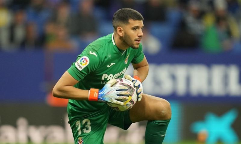 'Ajax druk bezig met komst doelman: eerste bod op Rulli afgewezen door Villarreal'