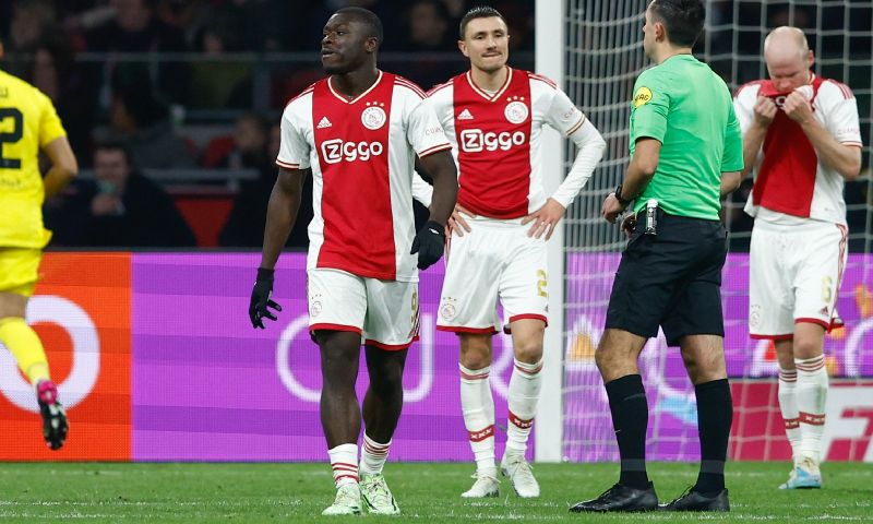 Drama compleet in Amsterdam: Ajax speelt in eigen huis gelijk tegen FC Volendam