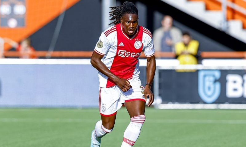 Bassey 'beter dan men nu beweert': 'Kan zeker van waarde zijn voor Ajax'