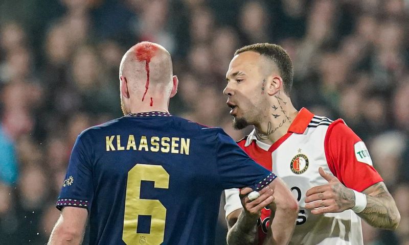 ajax naar bekerfinale na knotst