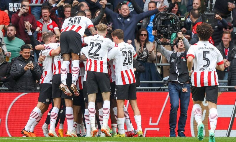 PSV voorbij Ajax in topper in Eindhoven