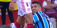 Thumbnail for article: Suárez is streken niet verleerd: Uruguayaan maakt overdreven tuimeling na tackle