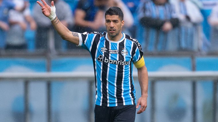 Een grijze vos verliest wel zijn haren, niet zijn streken: Suarez scoort er drie