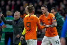 Thumbnail for article: Zo kijkt Van Hanegem aan tegen een concurrentiestrijd tussen De Jong en Weghorst