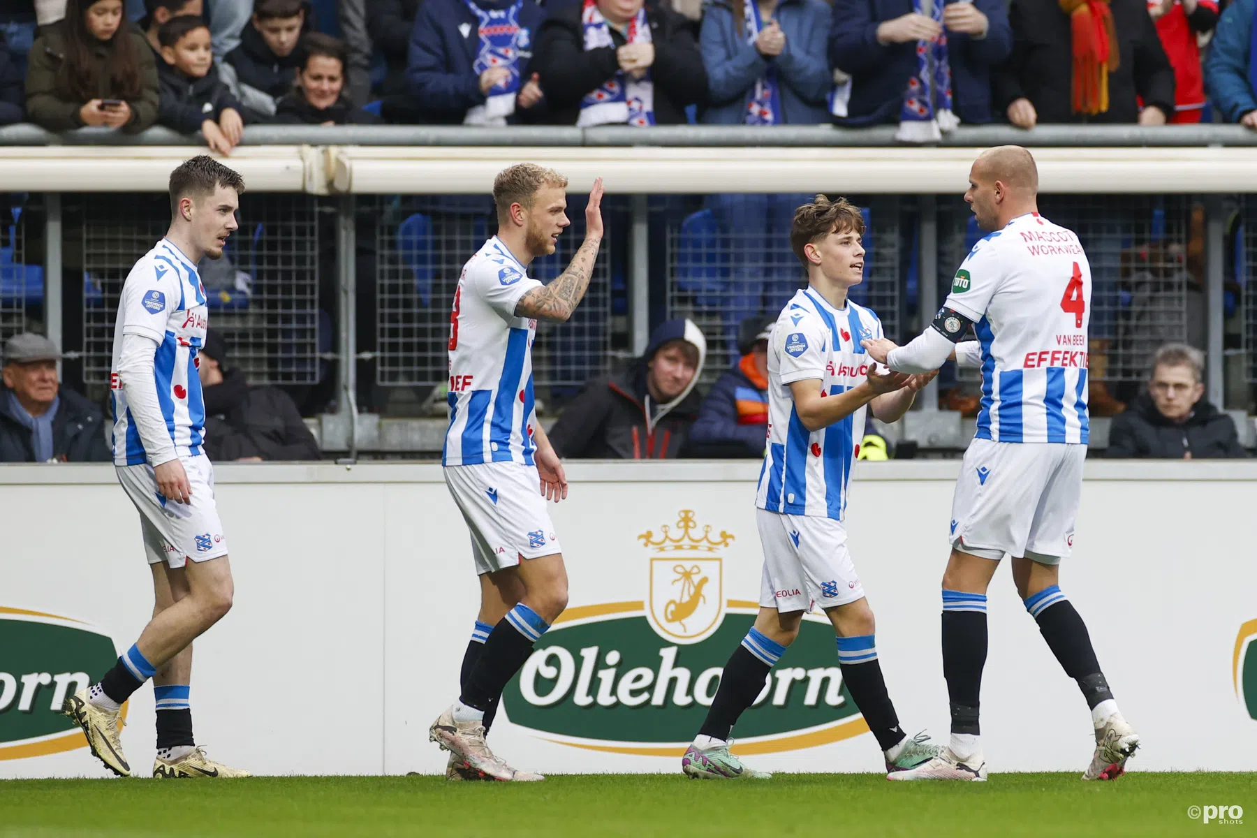 Ajax verslikt zich in bezoek aan Heerenveen en maakt geen gebruik van misstap AZ