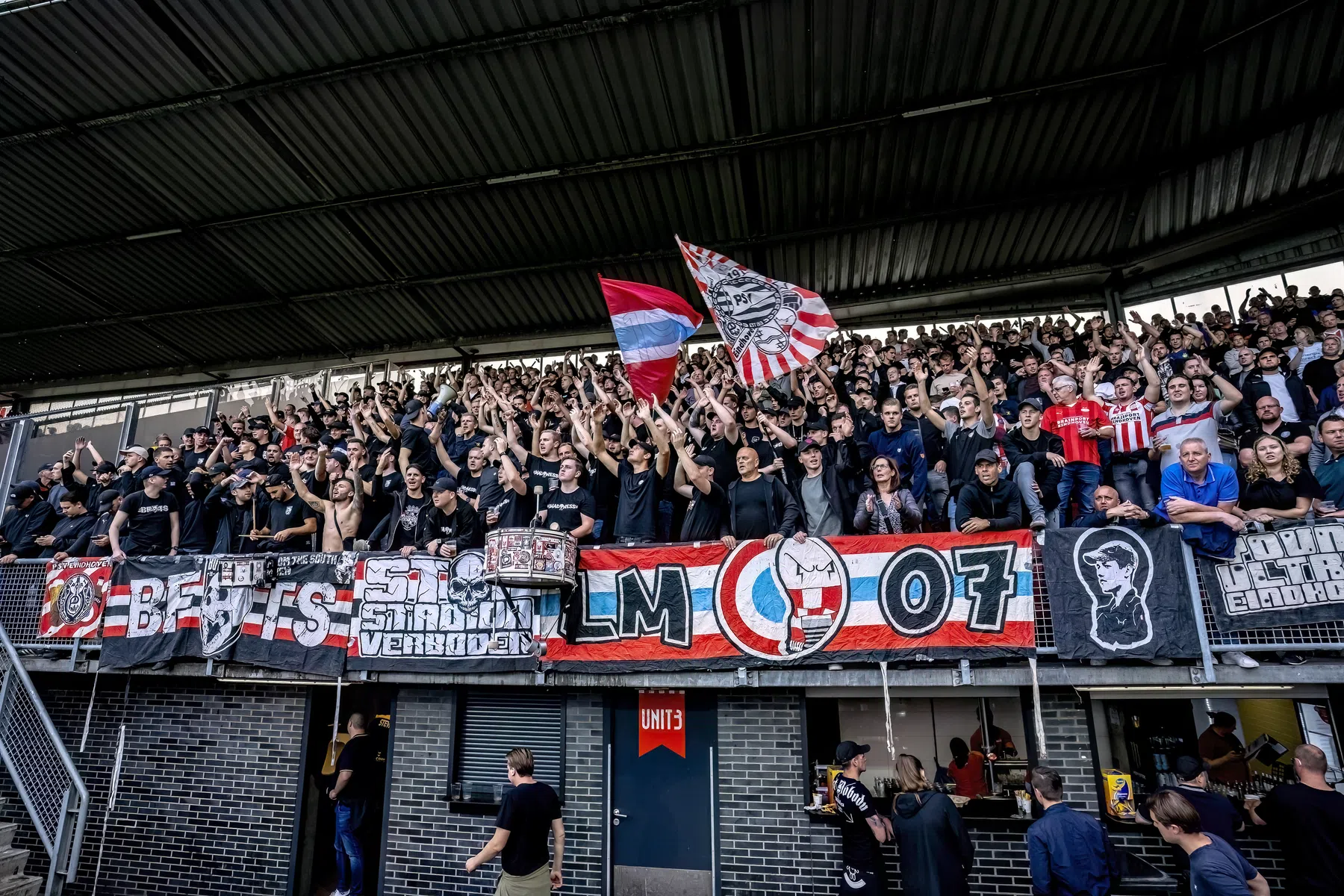 Waarom roept PSV supporters op in het rood gekleed te komen naar Dortmund-thuis?