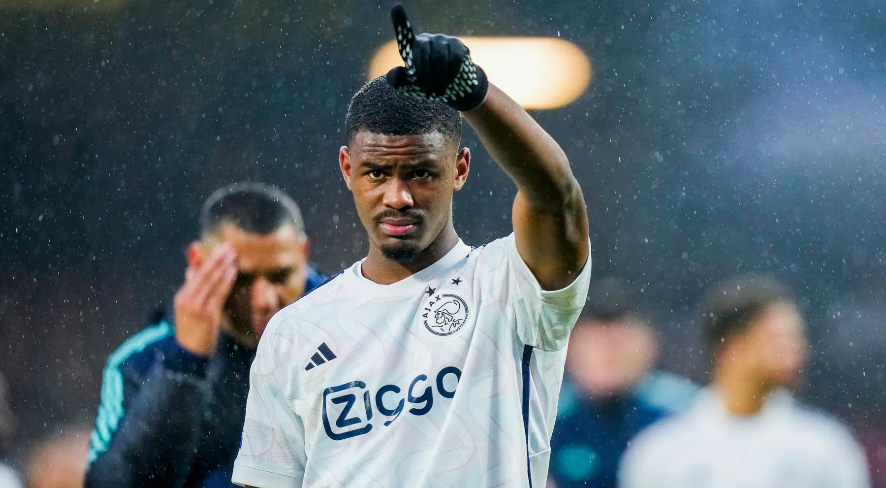 Jorrel Hato verlengt zijn contract bij Ajax