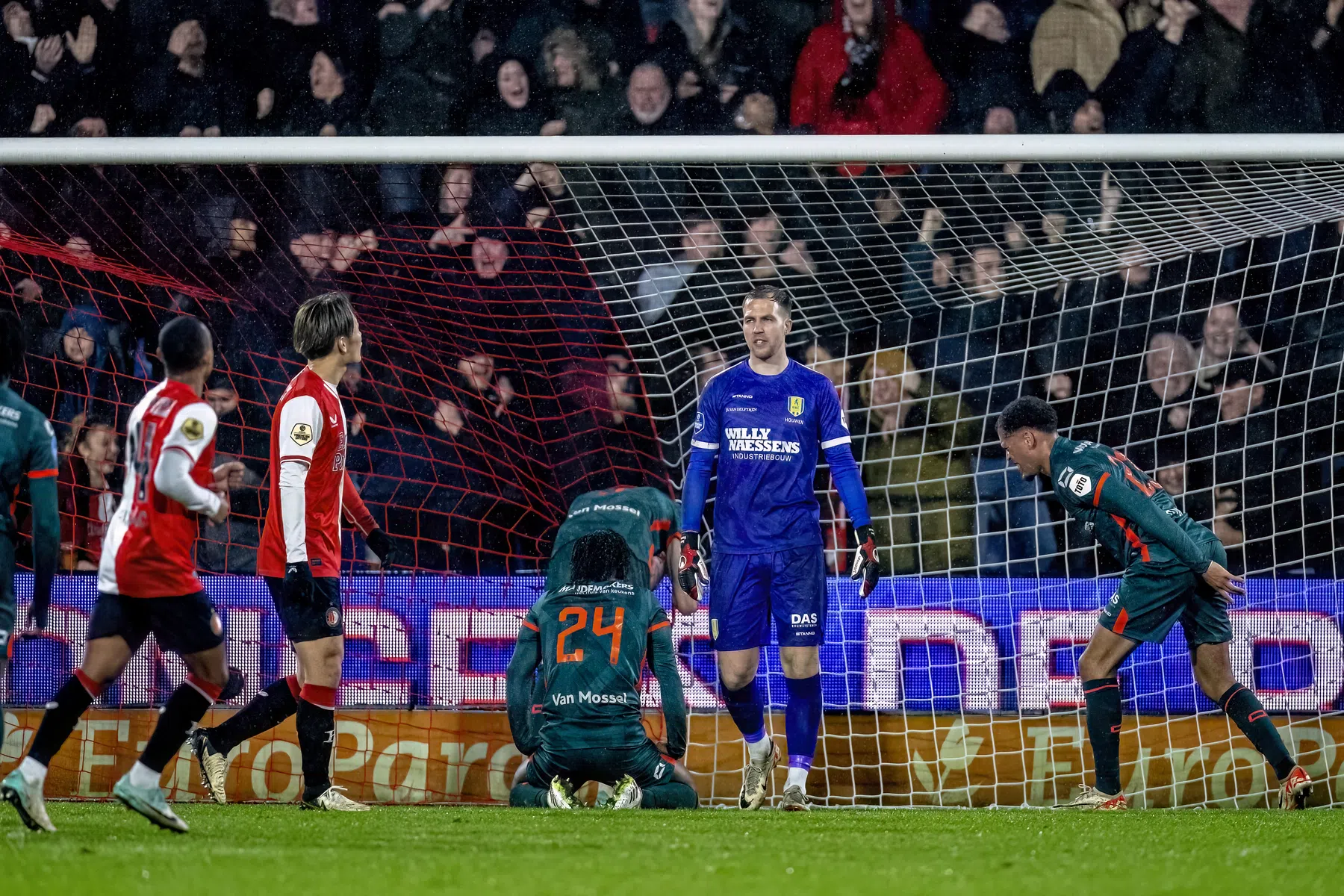 Feyenoord krijgt tien man van RKC in slotfase toch op de knieën en pakt driepunter