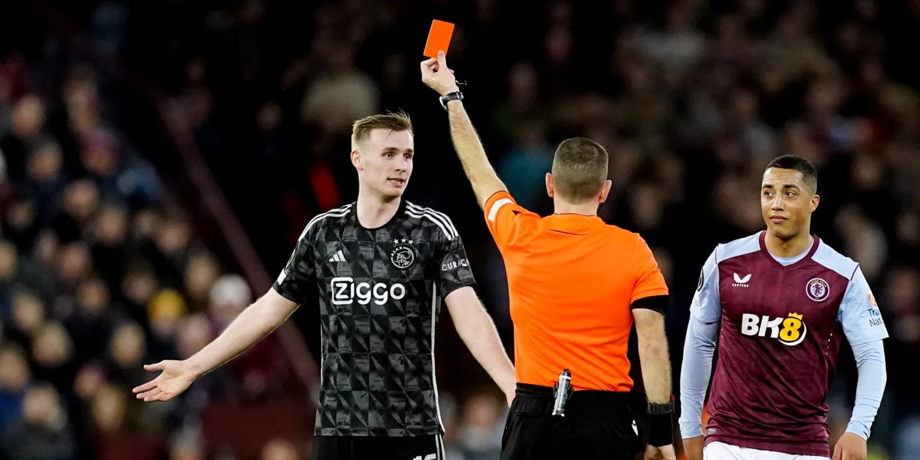 Ajax krijgt als eerste Nederlandse club vijf keer rood in Europa