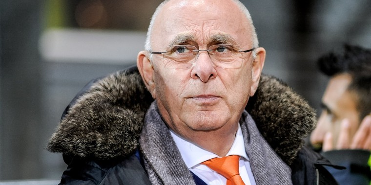 VEB-directeur roept op tot vertrek RvC-voorzitter Michael van Praag bij Ajax