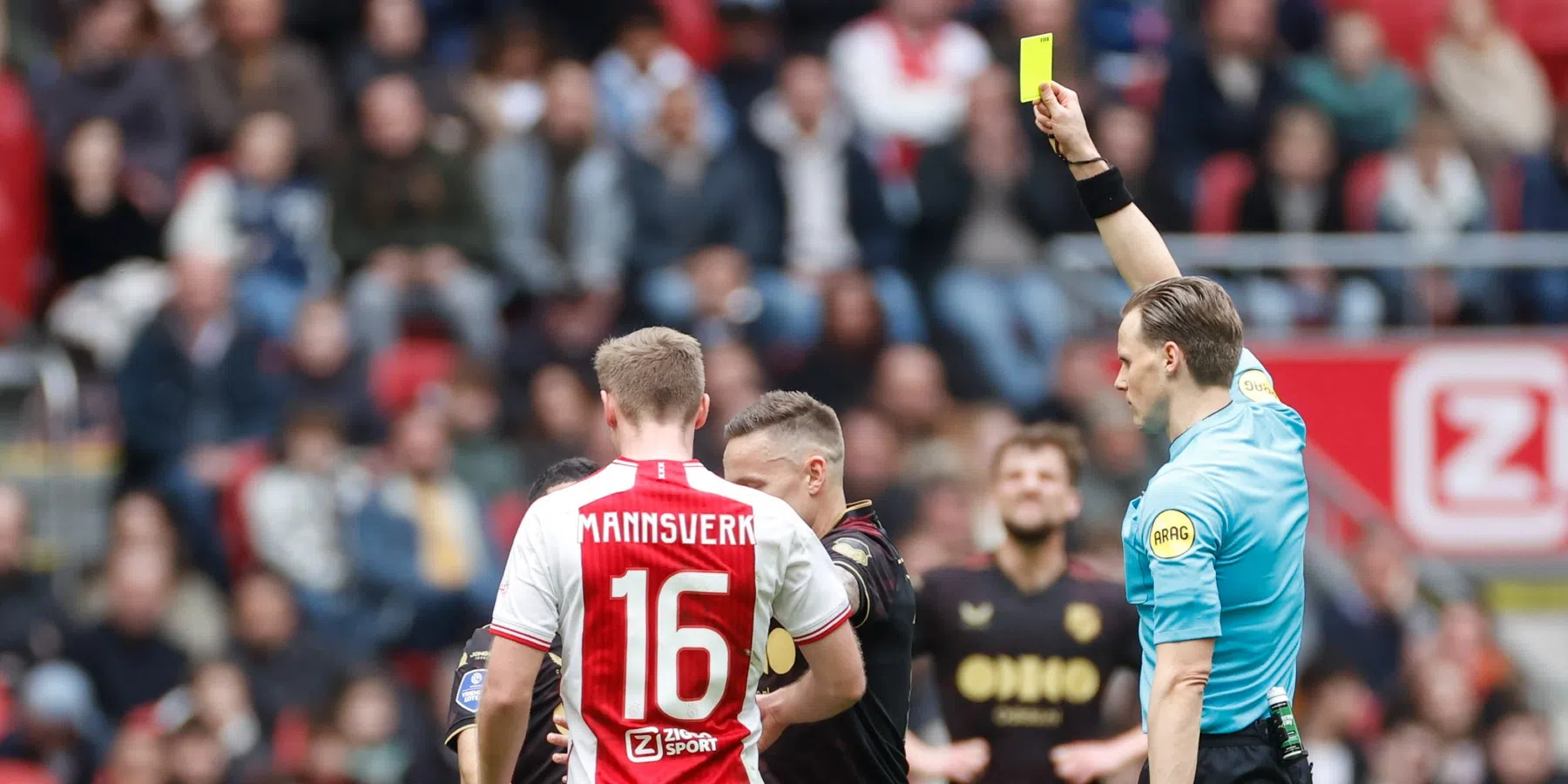 Dit is de scheidsrechter bij Ajax - Excelsior