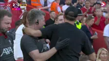 Thumbnail for article: De laatste momenten van Klopp bij Liverpool: lange omhelzing met Van Dijk